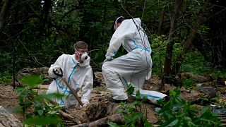 exhumation d'un charnier près de Bucha, dans la banlieue de Kyiv,  13 juin 2022.