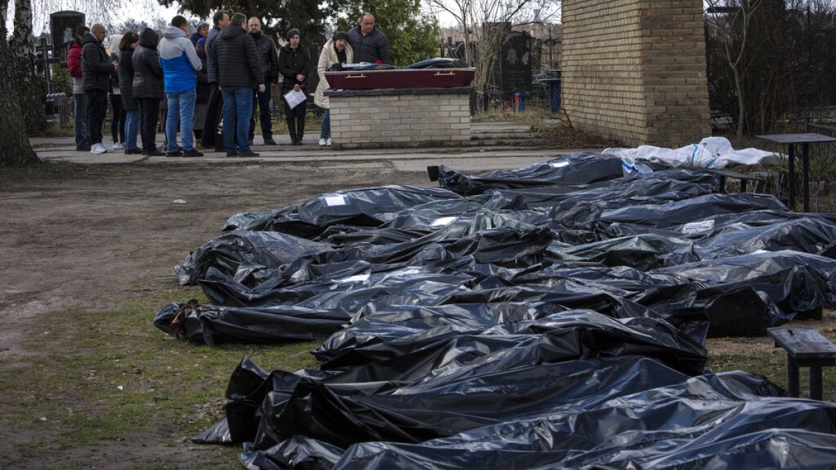 Leichensäcke mit Körpern getöteter Zivilisten in Butscha im April 2022. 
