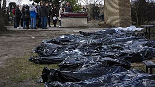 Leichensäcke mit Körpern getöteter Zivilisten in Butscha im April 2022.