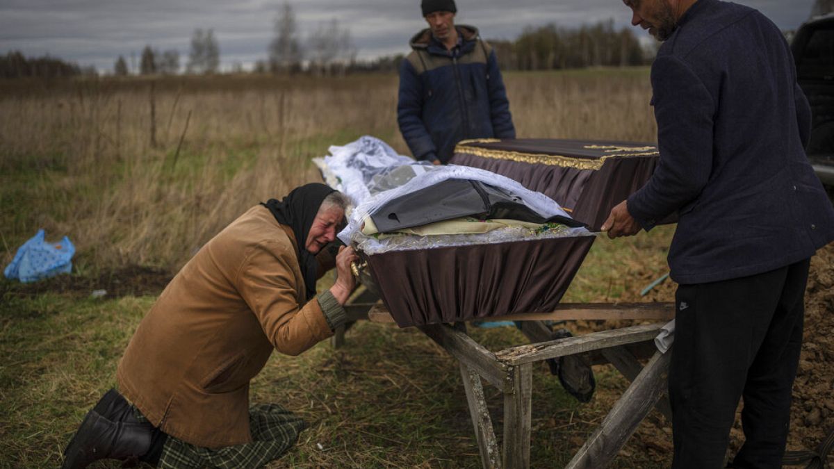 Nadiya Trubchaninova, de 70 años, llora mientras sostiene el féretro de su hijo Vadym, de 48 años, asesinado por soldados rusos el pasado 30 de marzo en Bucha