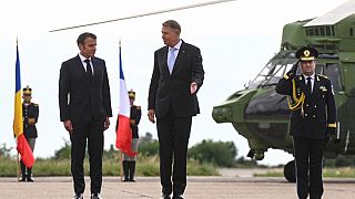 Президент Франции Эммануэль Макрон и президент Румынии Клаус Йоханнис на авиабазе Михаил Когэлничану недалеко от города Констанца, 15 июня 2022 года. 