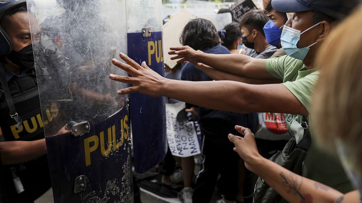 مواجهات بين المتظاهرين ورجال الشرطة في الفلبين