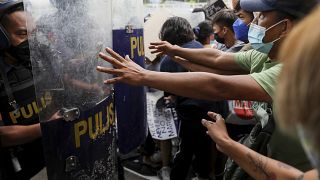 مواجهات بين المتظاهرين ورجال الشرطة في الفلبين