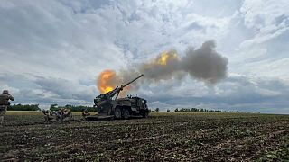 Démonstration d'un canon Caesar dans le Donbass