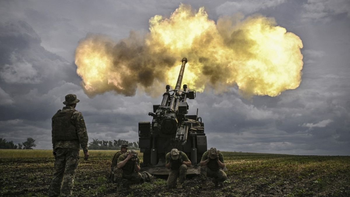 Украинские военнослужащие ведут огонь из французской самоходной установки «Цезарь» калибра 155 мм/52 по российским позициям на линии фронта в  Донбассе