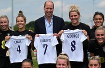 الأمير وليام وسط منتخب كرة القدم النسوي الإنجليزي في حصة تدريبية في سانت جورج بارك.