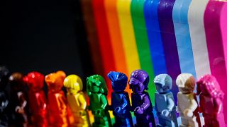 مجموعة ليغو الدنماركية لصناعة الألعاب تطرح مجموعة جديدة من التماثيل الملونة بألوان قوس قزح للاحتفال بتنوع معجبيها ومجتمع الميم.