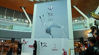 حفل الكشف عن الملصق الرسمي لكأس العالم 2022 لكرة القدم في قطار في مطار حمد الدولي بالدوحة.