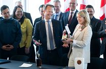 Los ministros de Exteriores de Dinamarca y Canadá bromean tras firmar el acuerdo de paz