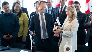 Le ministre danois des Affaires étrangères Jeppe Kofod, au centre, et la ministre canadienne des Affaires étrangères Mélanie Joly, à droite, à Ottawa, le 14 juin 2022.
