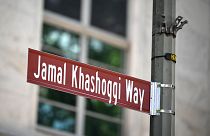 Табличка с названием улицы "Путь Джамаля Хашогджи" перед саудовским посольством в Вашингтоне