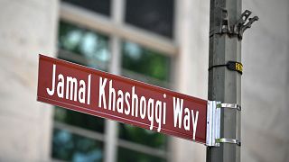 لافتة لاسم شارع جمال خاشقجي خارج سفارة السعودية في واشنطن، الولايات المتحدة.