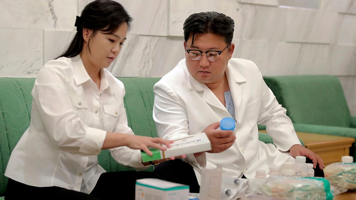 Kuzey Kore lideri Kim Jong Un ve eşi Ri jol Ju yeni salgında hastalananlar için bağışladıkları ilaçları inceledi