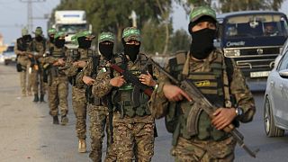 A Hamász terrorszervezet fegyveresei vonulnak Gázában