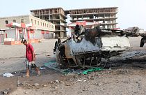 صورة أرشيفية لمسلح بجانب سيارة تم تفجيرها في عدن، اليمن 24/3/2022