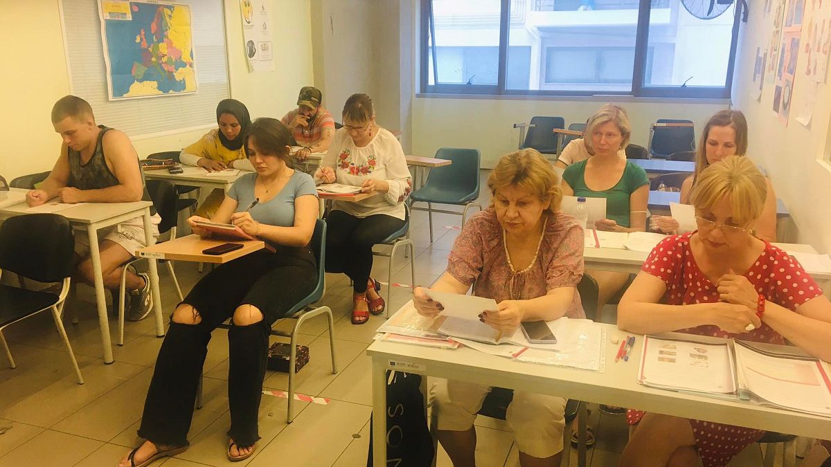 Πρόσφυγες μαθαίνουν Ελληνικά