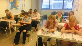 Πρόσφυγες μαθαίνουν Ελληνικά