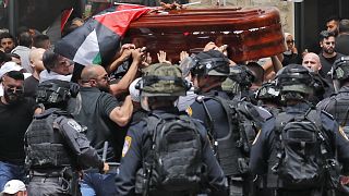 مهاجمة الشرطة الإسرائيلية لموكب تشييع الصحافية شيرين أبو عاقلة
