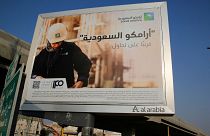 بیلبورد تبلیغاتی با نوشته عربی «آرامکو عربستان، به زودی در بورس اوراق بهادار» در جده در نوامبر ۲۰۱۹ 