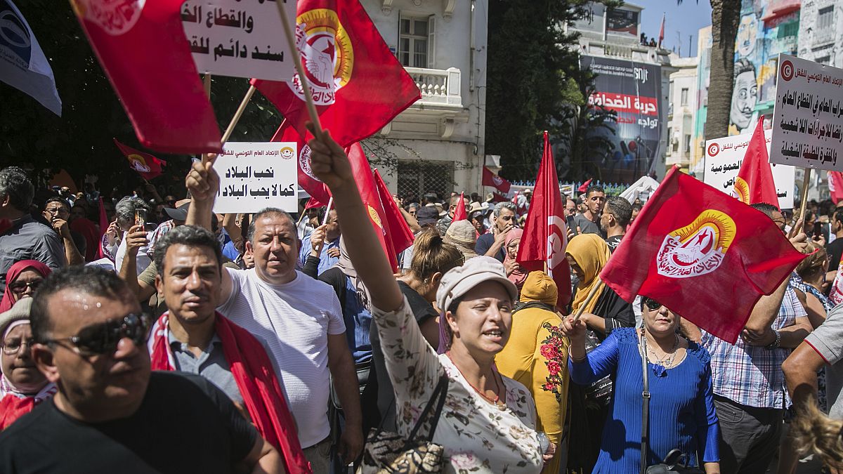 أنصار الاتحاد العام التونسي للشغل خلال تجمع  خارج مقره في تونس العاصمة، الخميس 16 يونيو 2022