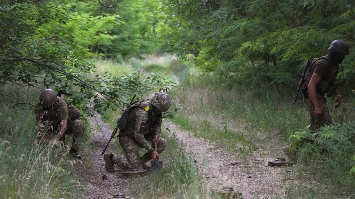 Ukrán katonák aláaknázzák az orosz tankok lehetséges útvonalait Donyeck térségében