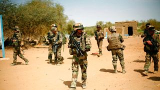 جنود فرنسيون يؤمنون المنطقة عند مدخل جاو شمال مالي - 2013.