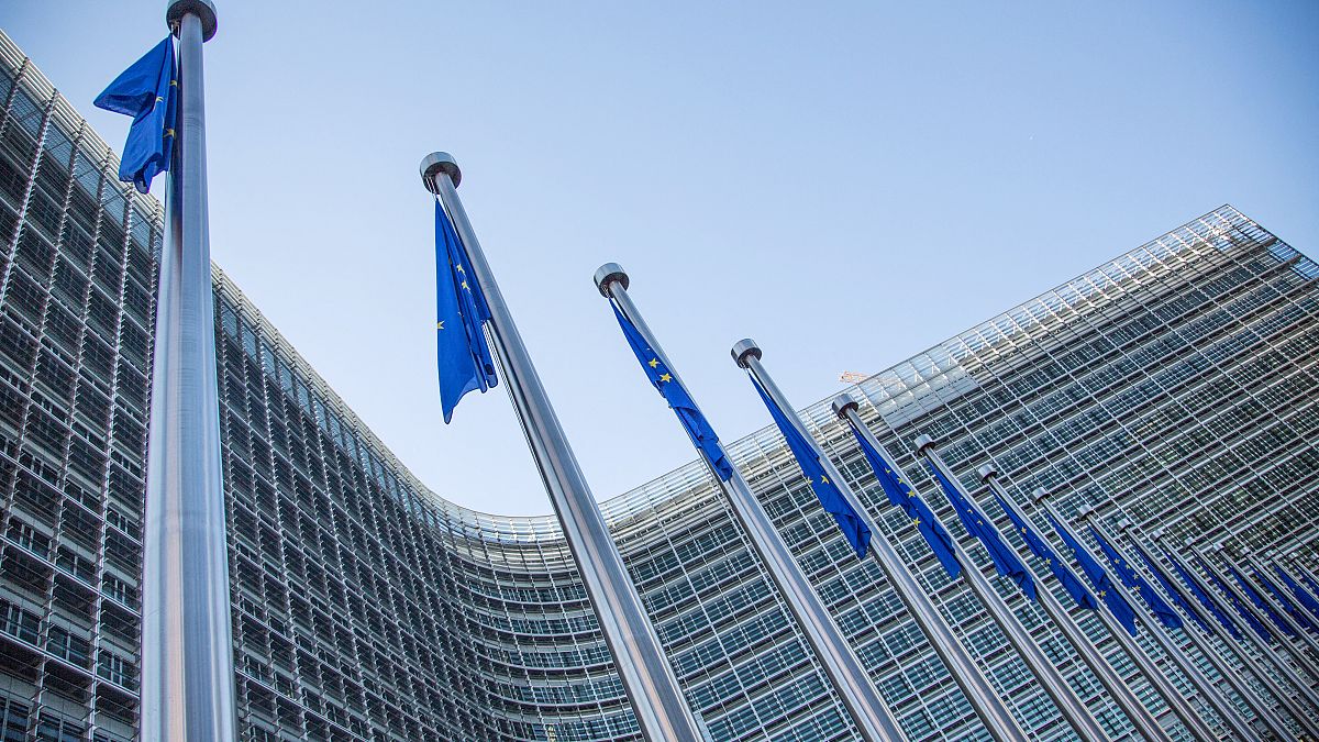 أعلام الاتحاد الأوروبي أمام مقر المفوضية الأوروبية في العاصمة البلجيكية، بروكسل