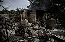 Разрушенный дом после обстрела города Лисичанска в восточноукраинской области Донбасс 13 июня 2022 года на фоне российского вторжения в Украину.