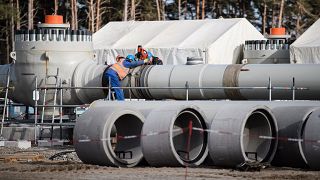 Munkások dolgoznak az Északi Áramlat-2 gázvezeték fogadóállomásánál a németországi Lubminban 2019. március 26-án