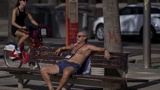 Отдыхающий на набережной в Барселоне