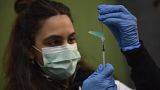 DATEI - Eine medizinische Mitarbeiterin bereitet einen Impfstoff von Pfizer während einer COVID-19-Impfkampagne in Pamplona, Nordspanien, vor.