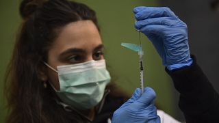 ARCHIVO - Un miembro del personal médico prepara una vacuna de Pfizer durante una campaña de vacunación COVID-19 en Pamplona, norte de España.