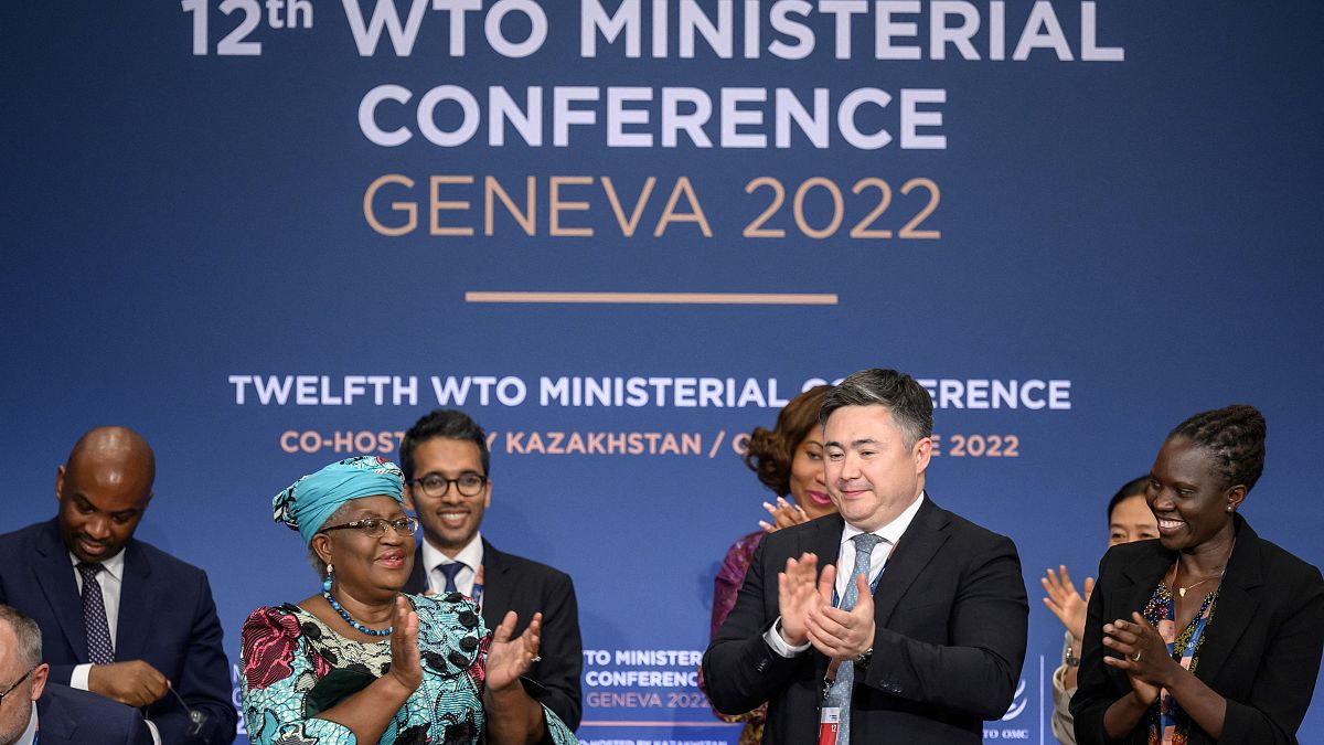المدير العام لمنظمة التجارة العالمية نغوزي أوكونجو إيويالا بجانب رئيس المؤتمر تيمور سليمينوف بعد الجلسة الختامية للمؤتمر الوزاري لمنظمة في جنيف.