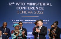 المدير العام لمنظمة التجارة العالمية نغوزي أوكونجو إيويالا بجانب رئيس المؤتمر تيمور سليمينوف بعد الجلسة الختامية للمؤتمر الوزاري لمنظمة في جنيف.