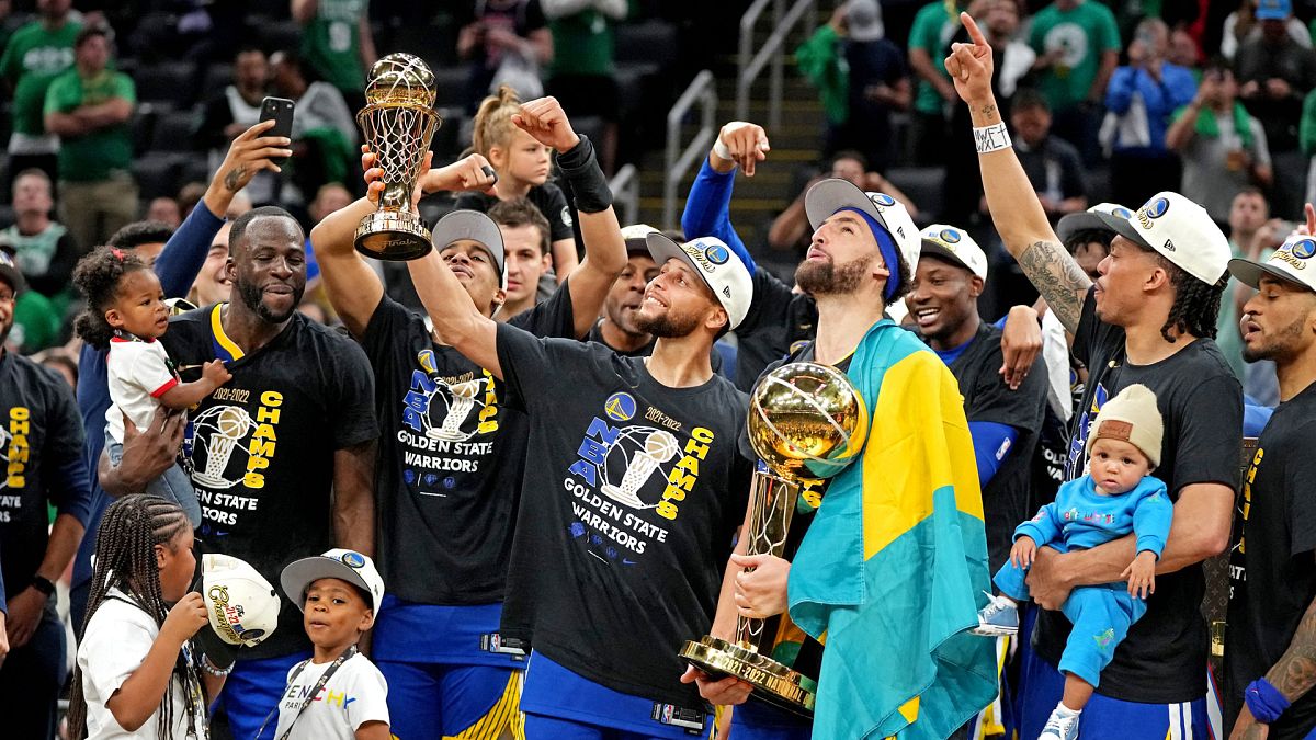 Stephen Curry et ses coéquipiers célébrant leur titre de champion de NBA, le 16 juin 2022 à Boston 