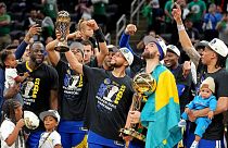 Stephen Curry et ses coéquipiers célébrant leur titre de champion de NBA, le 16 juin 2022 à Boston