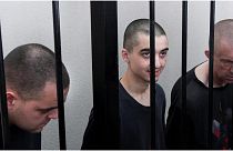 الأسرى الثلاثة المحكوم عليهم بالإعدام في دونيسك المغربي إبراهيم سعدون في الوسط والبريطانيين أيدن أسلين وشون بينر. 