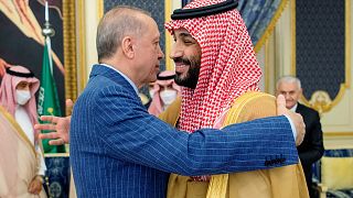 ولي العهد السعودي الأمير محمد بن سلمان والرئيس التركي رجب طيب أردوغان في المملكة العربية السعودية. أبريل 2022.