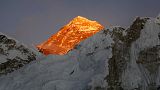 A Mount Everest nepál felől nézve a felkelő nap sugaraiban