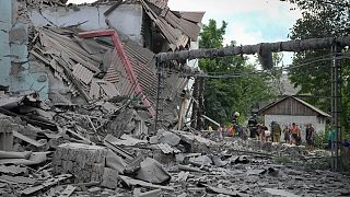 Zerstörtes Gebäude in Luhansk