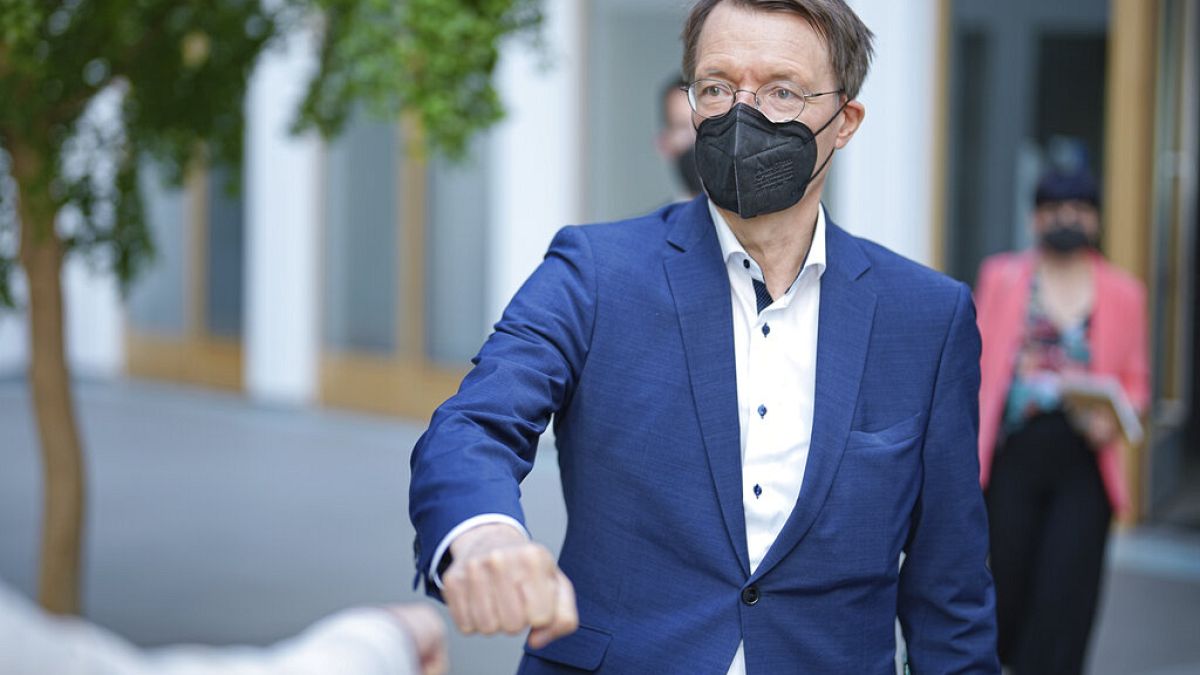 Auch wenn es nicht zur Pflicht wird, empfiehlt das Gesundheitsministerium das Tragen von Masken in Innenräumen.