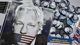 Archives : prospectus, affiches et badge à l'effigie de Julian Assange, lors d'une manifestation de ses soutiens à Londres, le 17 mai 2022