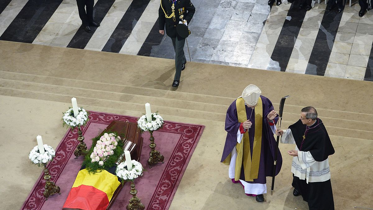 صورة أرشيفية لأسقف جينت لوك فان لوي، في الوسط، أثناء ترؤسه مراسم تشييع جنازة رئيس الوزراء البلجيكي السابق ويلفريد مارتينز في كاتدرائية سان بافو بجينت، بلجيكا، 19 أكتوبر 2013.