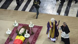 صورة أرشيفية لأسقف جينت لوك فان لوي، في الوسط، أثناء ترؤسه مراسم تشييع جنازة رئيس الوزراء البلجيكي السابق ويلفريد مارتينز في كاتدرائية سان بافو بجينت، بلجيكا، 19 أكتوبر 2013.
