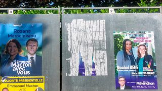 Carteles electorales de la candidata presidencial Roxana Maracineanu y Rachel Keke son vistos el jueves 16 de junio de 2022 en Thiais, al sur de París.