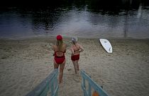 Urlaub in der Ukraine: Zwei Frauen stehen an einem Strand des Dnepr-Flusses in Kiew, 9. Juni 2022.