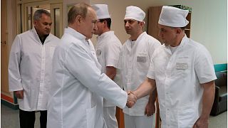 الرئيس الروسي فلاديمير بوتين يصافح الأطباء العسكريين خلال زيارته المستشفى العسكري المركزي في موسكو