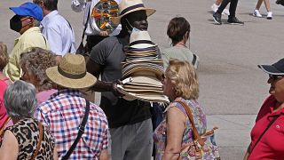 Peatones en España, en plena ola de calor