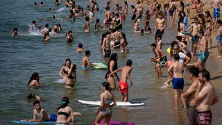Onda de calor enche praias catalãs de banhistas