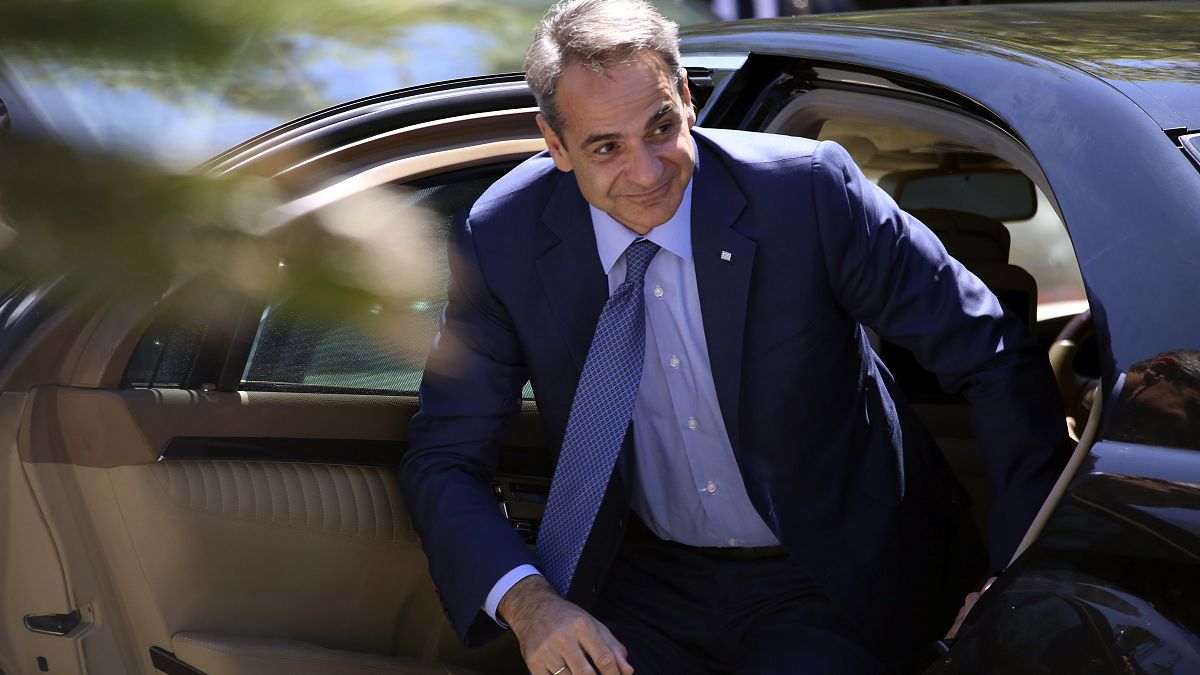 رئيس الوزراء اليوناني كيرياكوس ميتسوتاكيس يصل إلى القصر الرئاسي في نيقوسيا للاجتماع مع الرئيس القبرصي نيكوس أناستاسيادس، 17 يونيو 2022. 